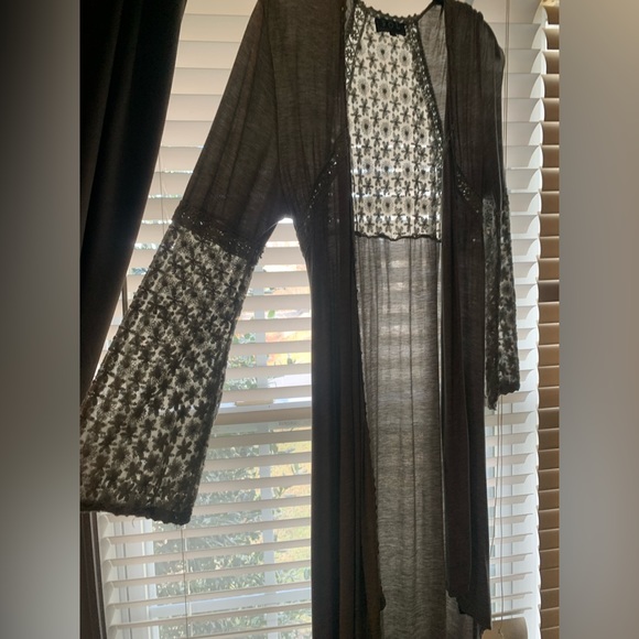 POL crocheted quarter length shawl. - Picture 4 of 9